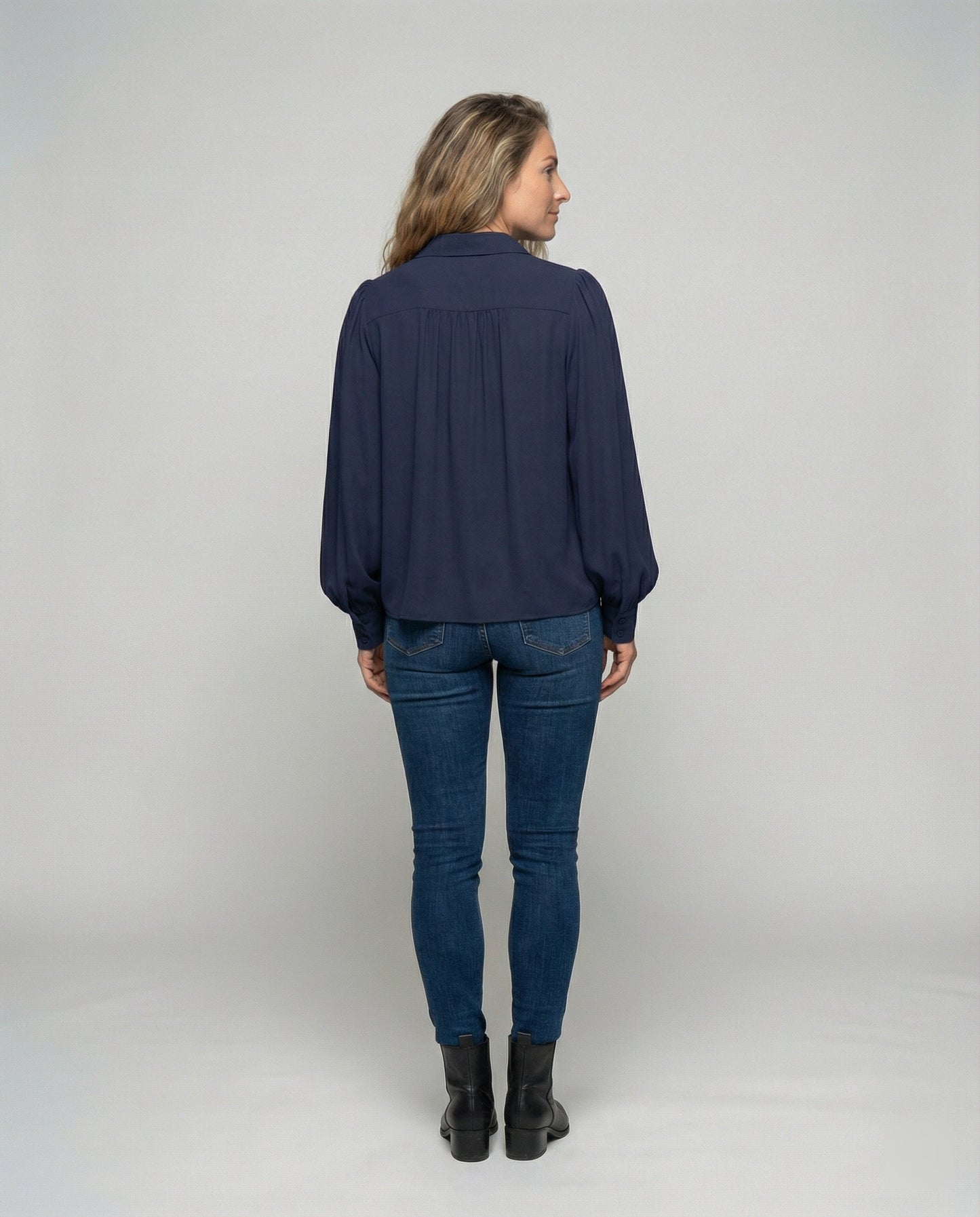 Elegante Damenbluse mit Volumenärmeln und Rüschen