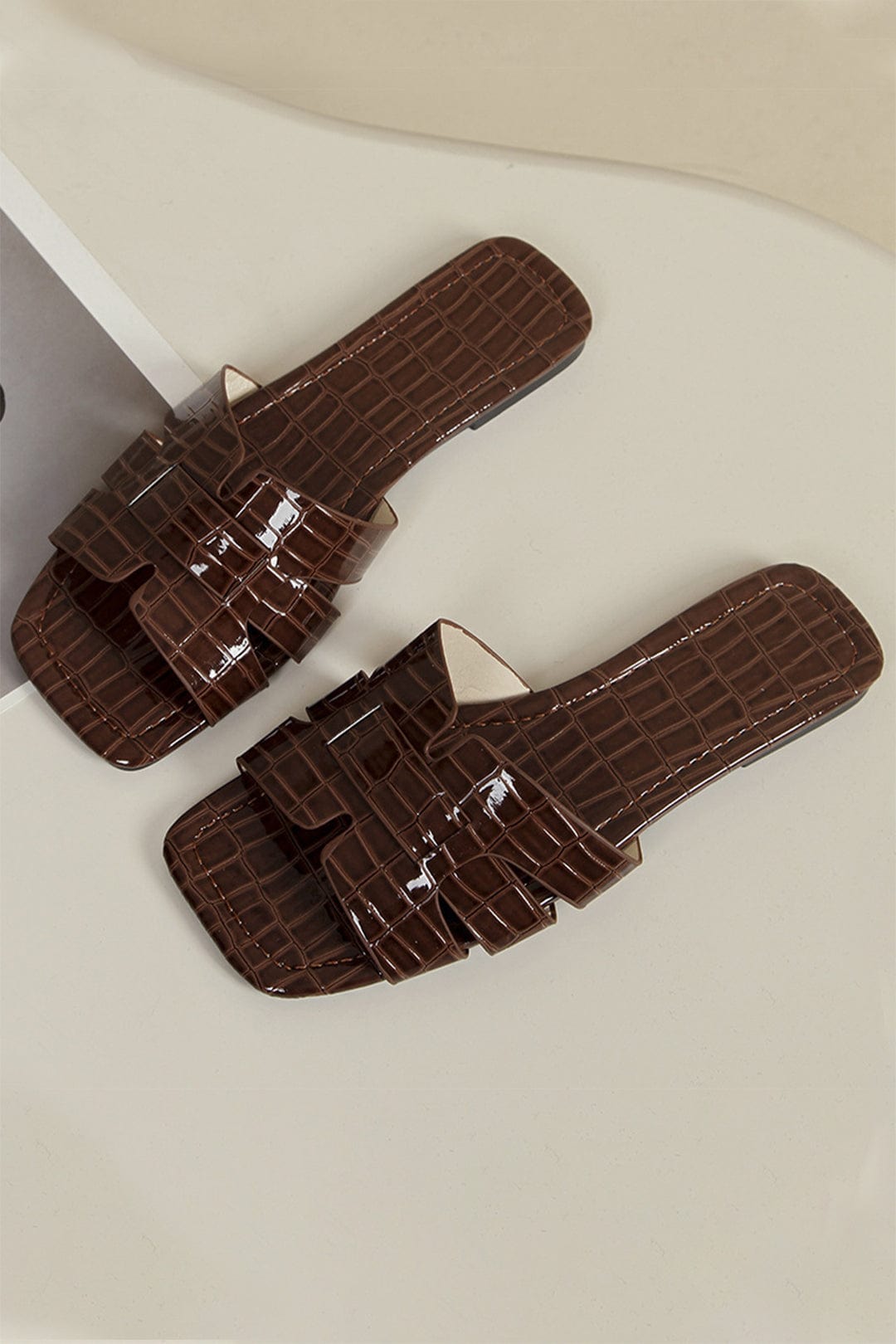 Weiße Slides Kroko Optik Dame Schuhe