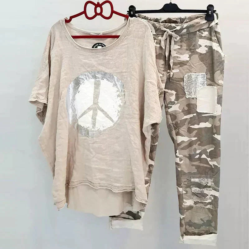 Zweiteiliges Damenoutfit Camouflage Modern Trendy
