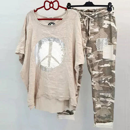 Zweiteiliges Damenoutfit Camouflage Modern Trendy