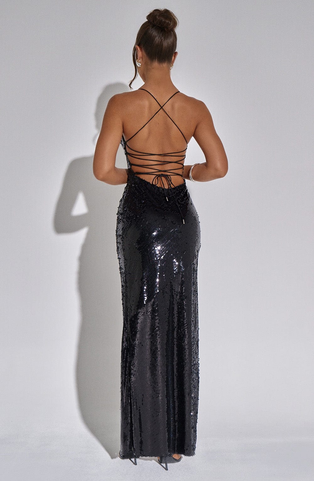 Schwarzes Paillettenkleid Mit Beinschlitz Und Spaghettiträgern