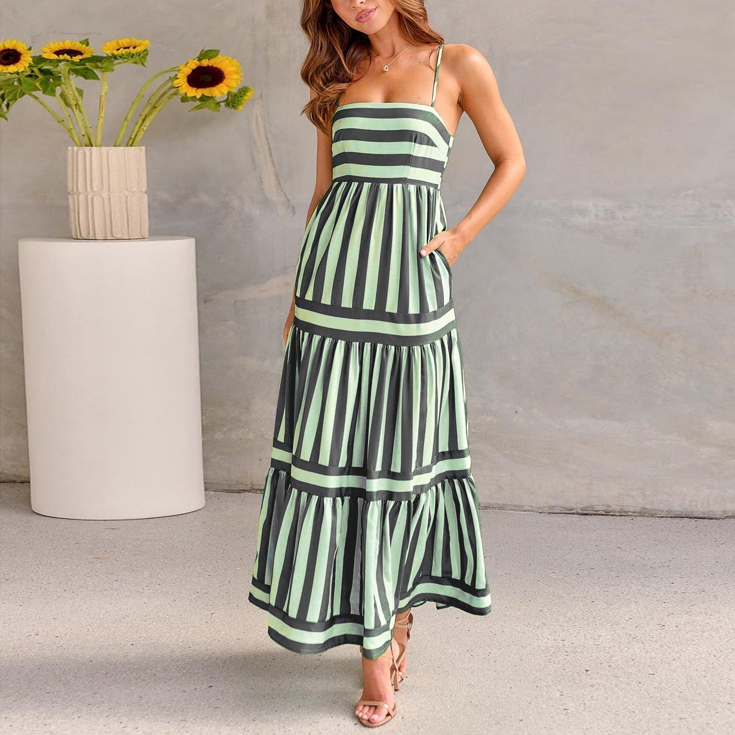 Modisches gestreiftes Maxikleid mit Taschen von BerlinGlamour: Quadratischer Ausschnitt, Rückenfrei, ideal für den Strandurlaub.