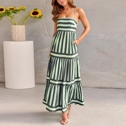Modisches gestreiftes Maxikleid mit Taschen von BerlinGlamour: Quadratischer Ausschnitt, Rückenfrei, ideal für den Strandurlaub.
