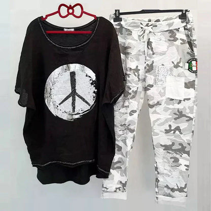 Zweiteiliges Damenoutfit Camouflage Modern Trendy