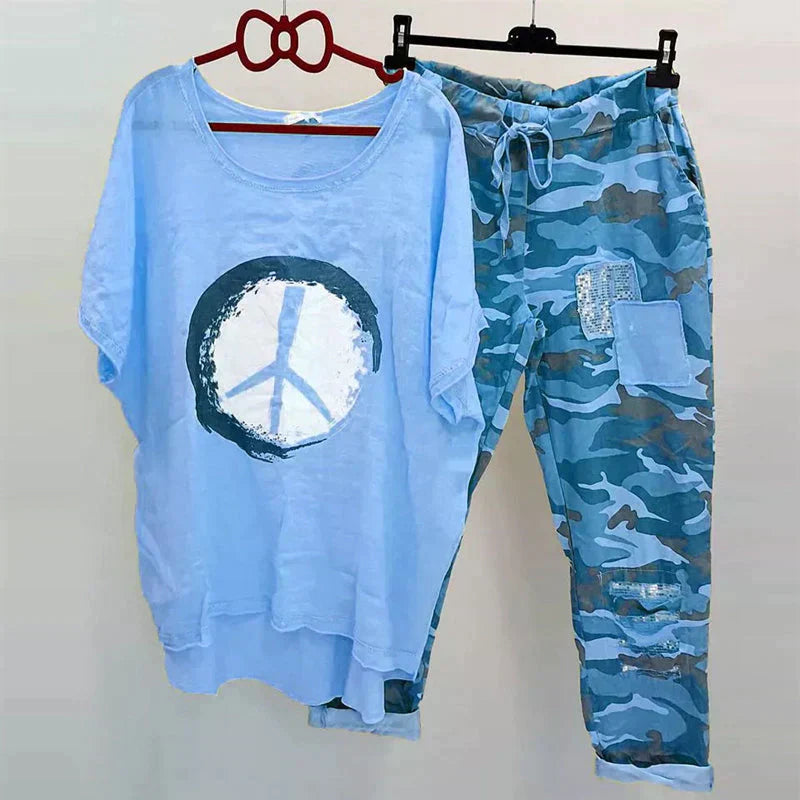 Zweiteiliges Damenoutfit Camouflage Modern Trendy