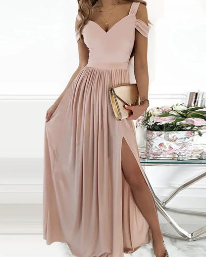 Langes, fließendes Boho-Kleid von BerlinGlamour mit Spaghettiträgern und Schlitz