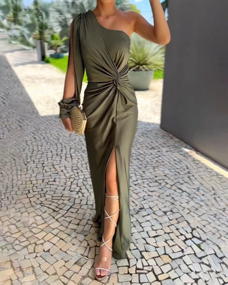 Einfarbiges BerlinGlamour Kleid mit diagonalen Schulterknoten und Schlitz