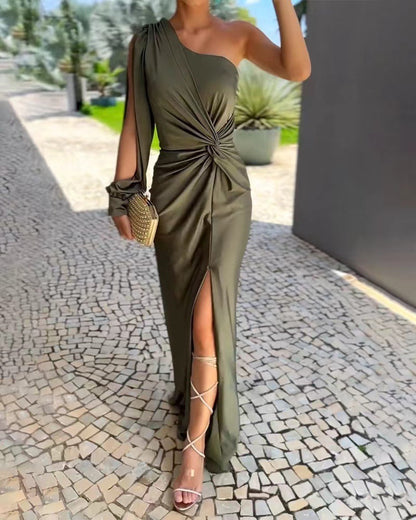 Einfarbiges BerlinGlamour Kleid mit diagonalen Schulterknoten und Schlitz