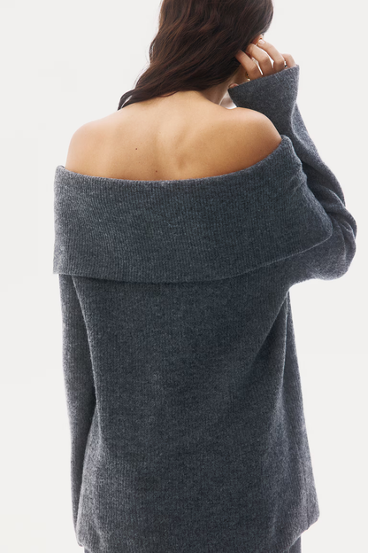 Off-Shoulder Trui Damen rot kombiniert mit Rock
