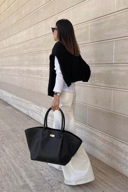 Frau trägt schwarze Soho Tote Bag aus veganem Leder