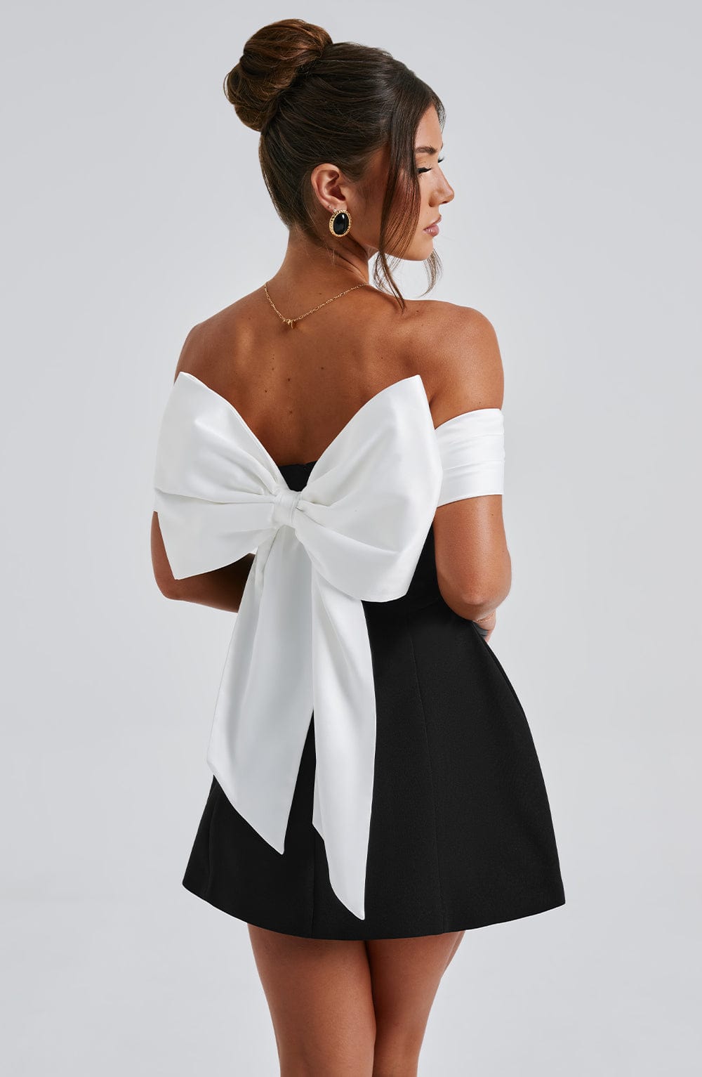 Schwarzes Minikleid mit Ausschnitt und Schleife