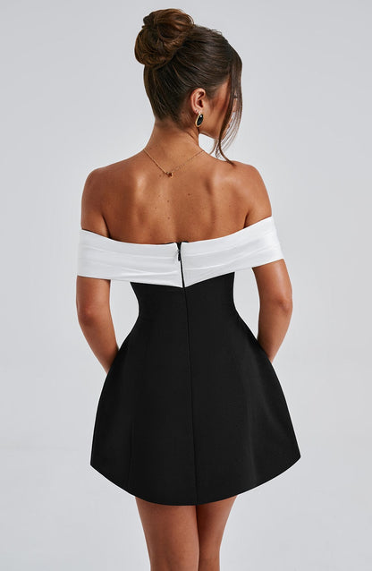 Schwarzes Minikleid mit Ausschnitt und Schleife