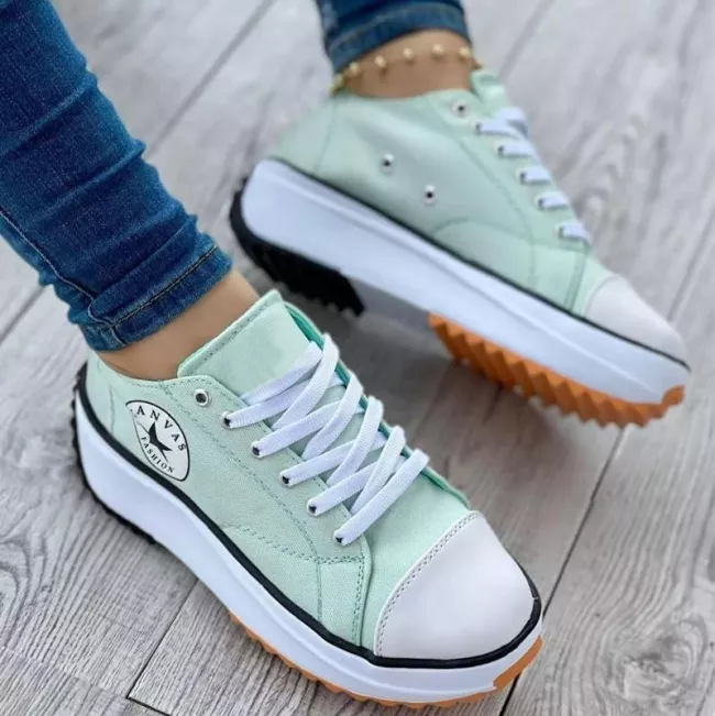 Orthopädische Schuhe mit dicken Sohlen und Schnürsenkeln