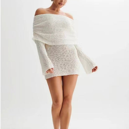 Kurzes, schulterfreies Kleid mit langen Ärmeln und Ausschnitten von Sandra