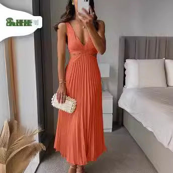 Faltenkleid mit V-Ausschnitt, offenem Rücken und Trägern von BerlinGlamour
