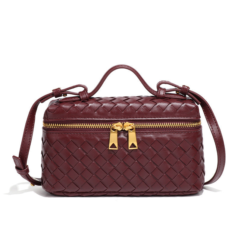 Weinrot geflochtene Crossbody-Tasche mit goldenem Reißverschluss