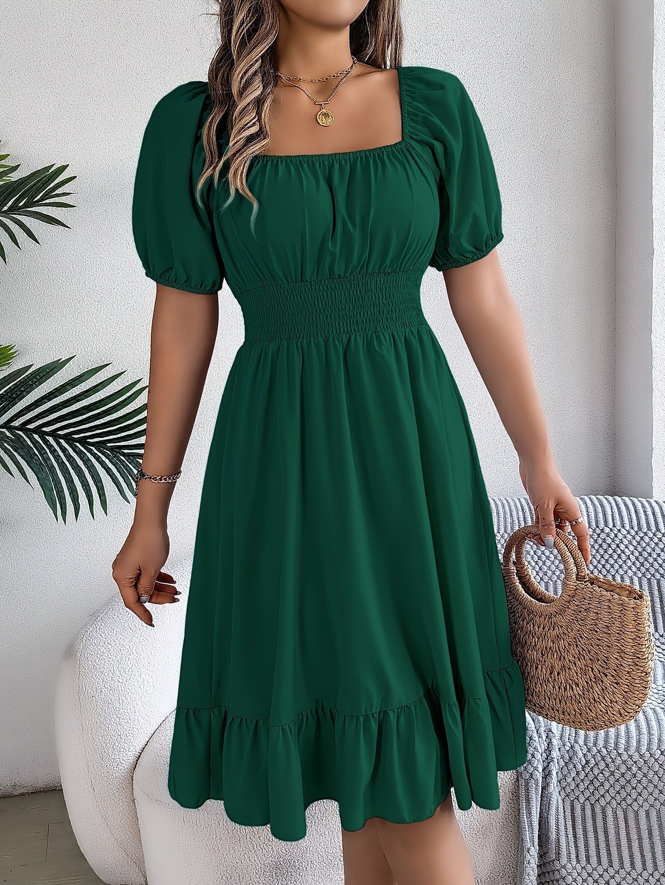 Edles Kleid von Veyra mit quadratischem Ausschnitt