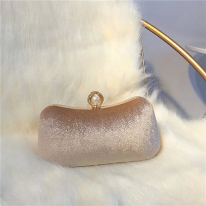 Elegante Abendclutch mit Perlenverschluss und Gold Details