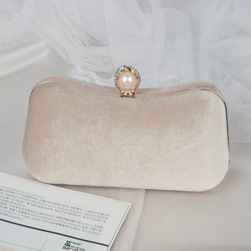 Elegante Abendclutch mit Perlenverschluss und Gold Details