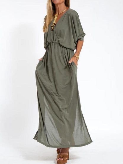Hochtailliertes Kleid von BerlinGlamour mit Schlitz und V-Ausschnitt