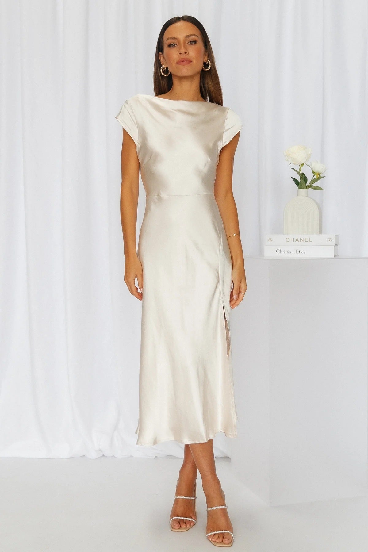 BerlinGlamour Kurzarmkleid mit Twist-Detail und Hohlsaum
