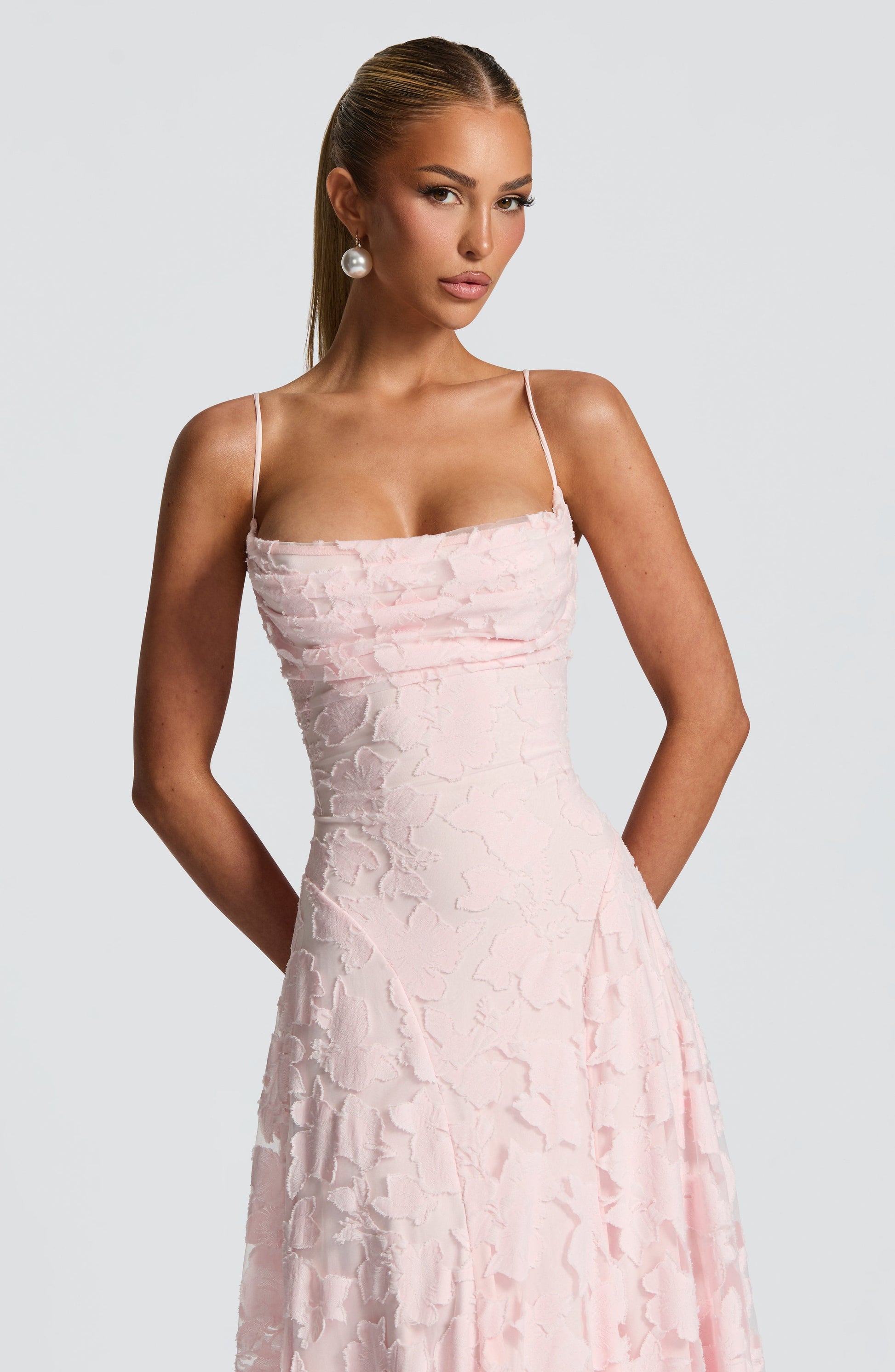 Rosa virales TikTok Maxikleid mit Blumenstruktur und dünnen Trägern, Vorderansicht