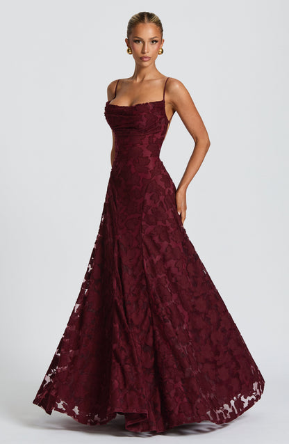 Nahaufnahme bordeauxrotes virales Maxikleid mit Blumenstruktur und geradem Ausschnitt