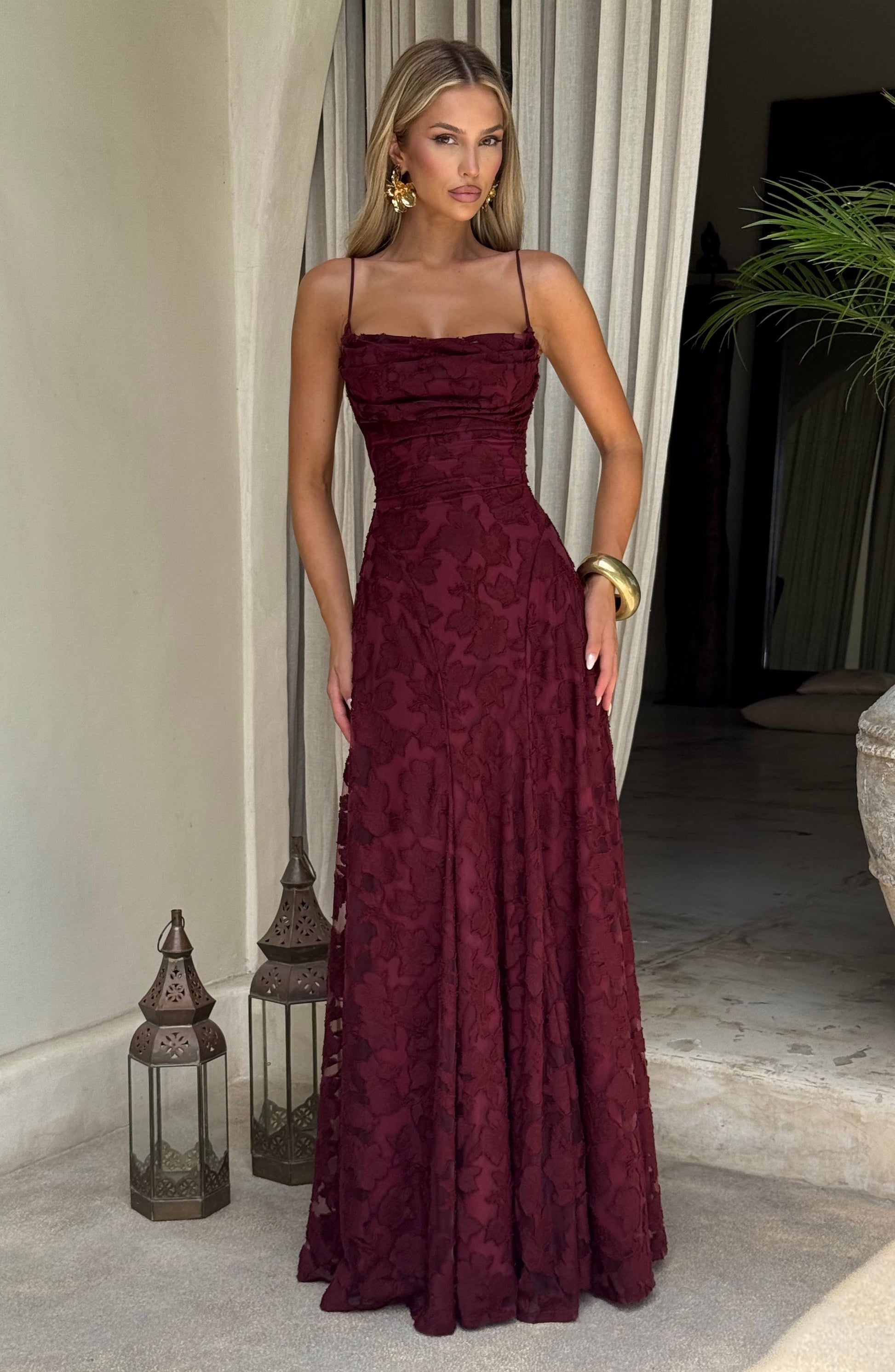 Nahaufnahme bordeauxrotes virales Maxikleid mit Blumenstruktur und geradem Ausschnitt