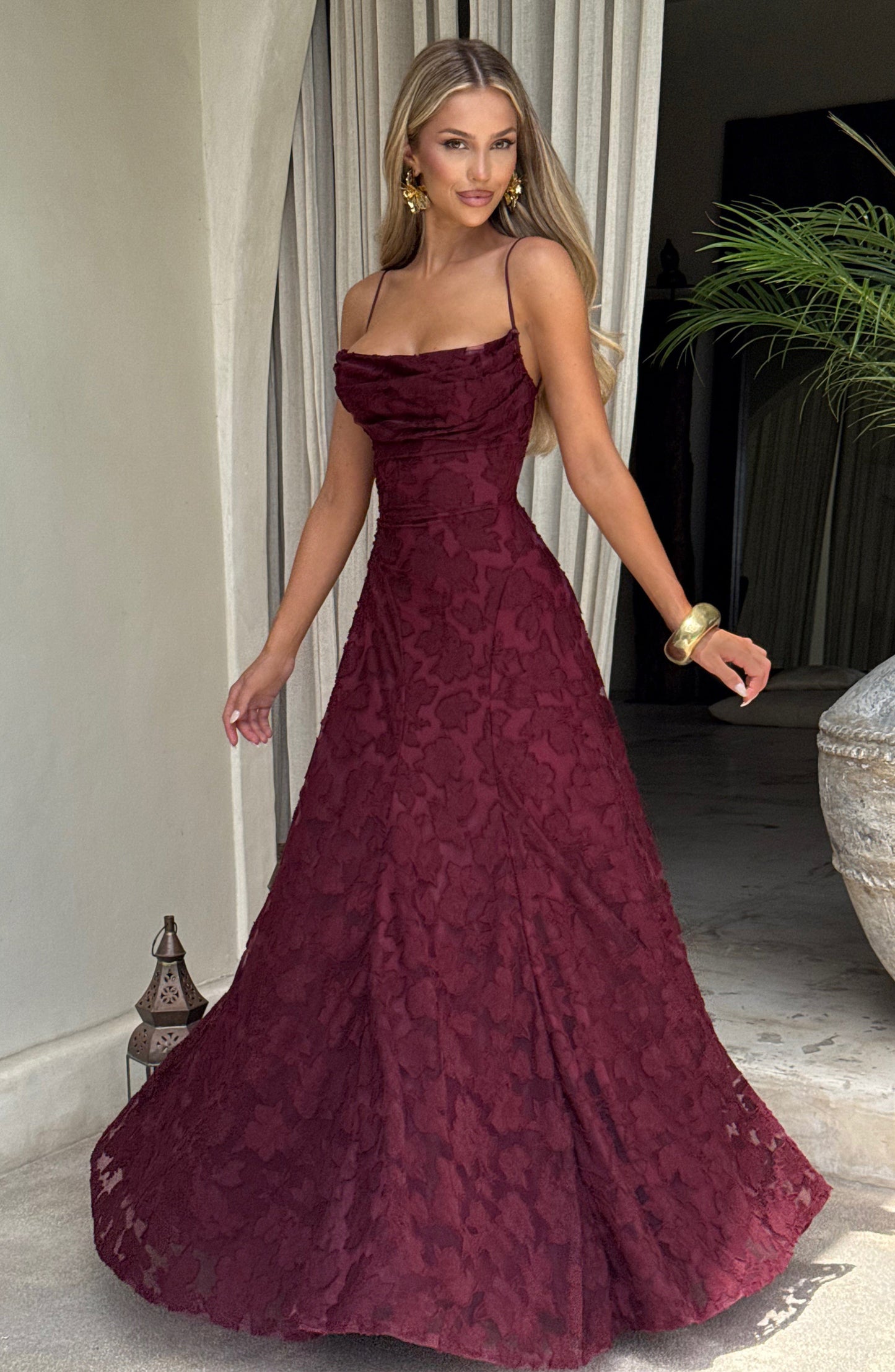 Nahaufnahme bordeauxrotes virales Maxikleid mit Blumenstruktur und geradem Ausschnitt