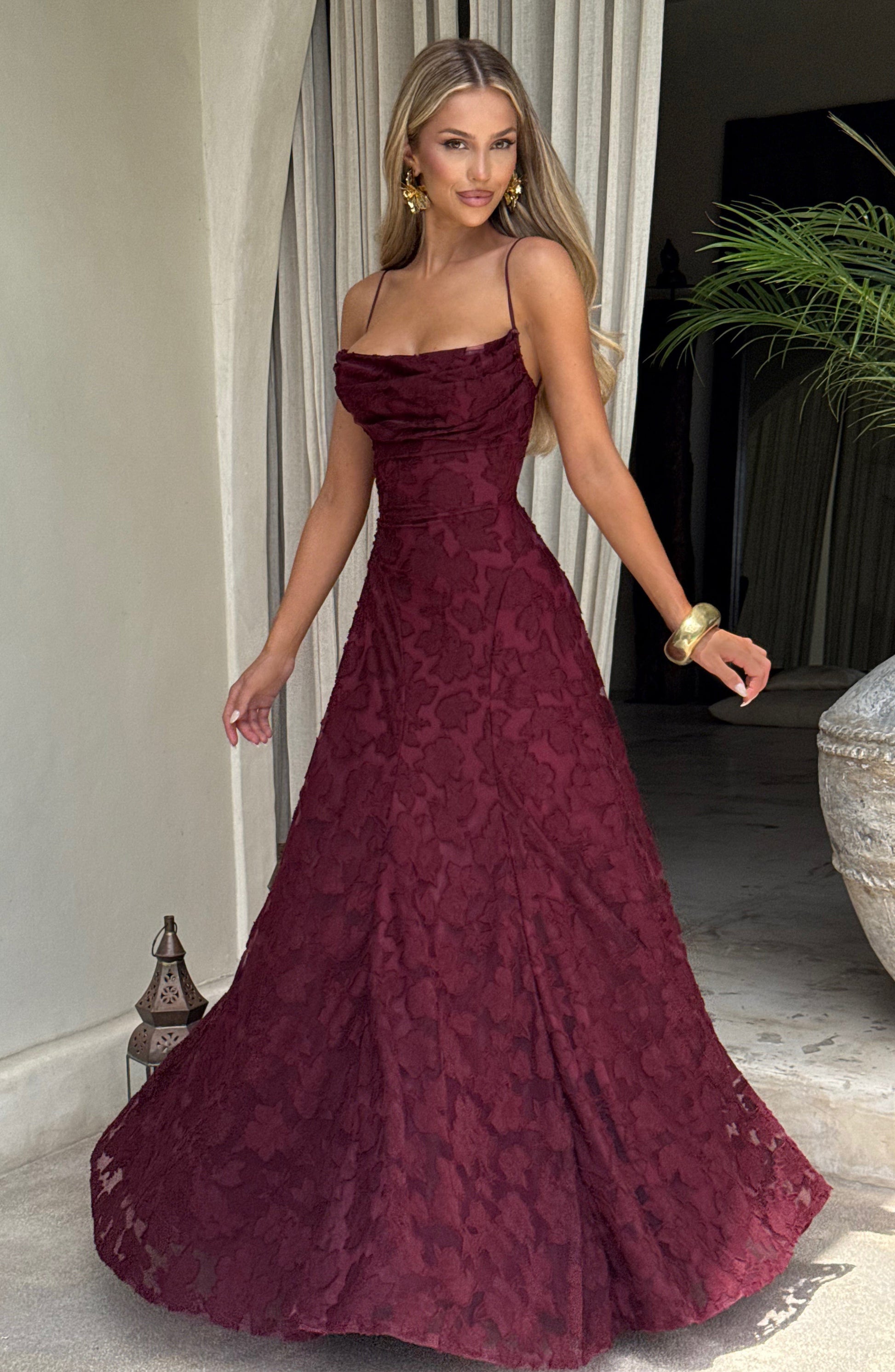 Nahaufnahme bordeauxrotes virales Maxikleid mit Blumenstruktur und geradem Ausschnitt
