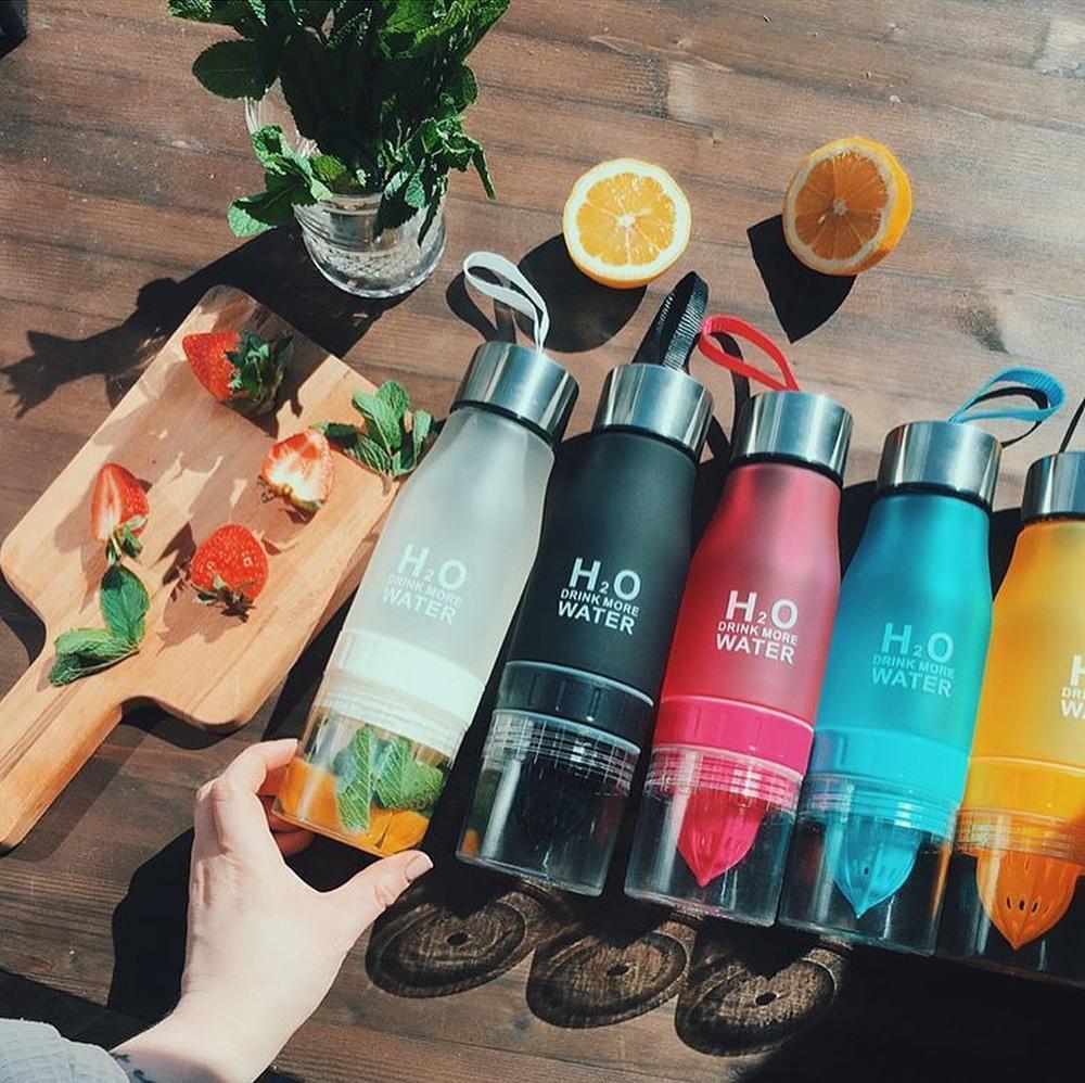 Wasserflasche mit Frucht-Infuser Durchsichtig