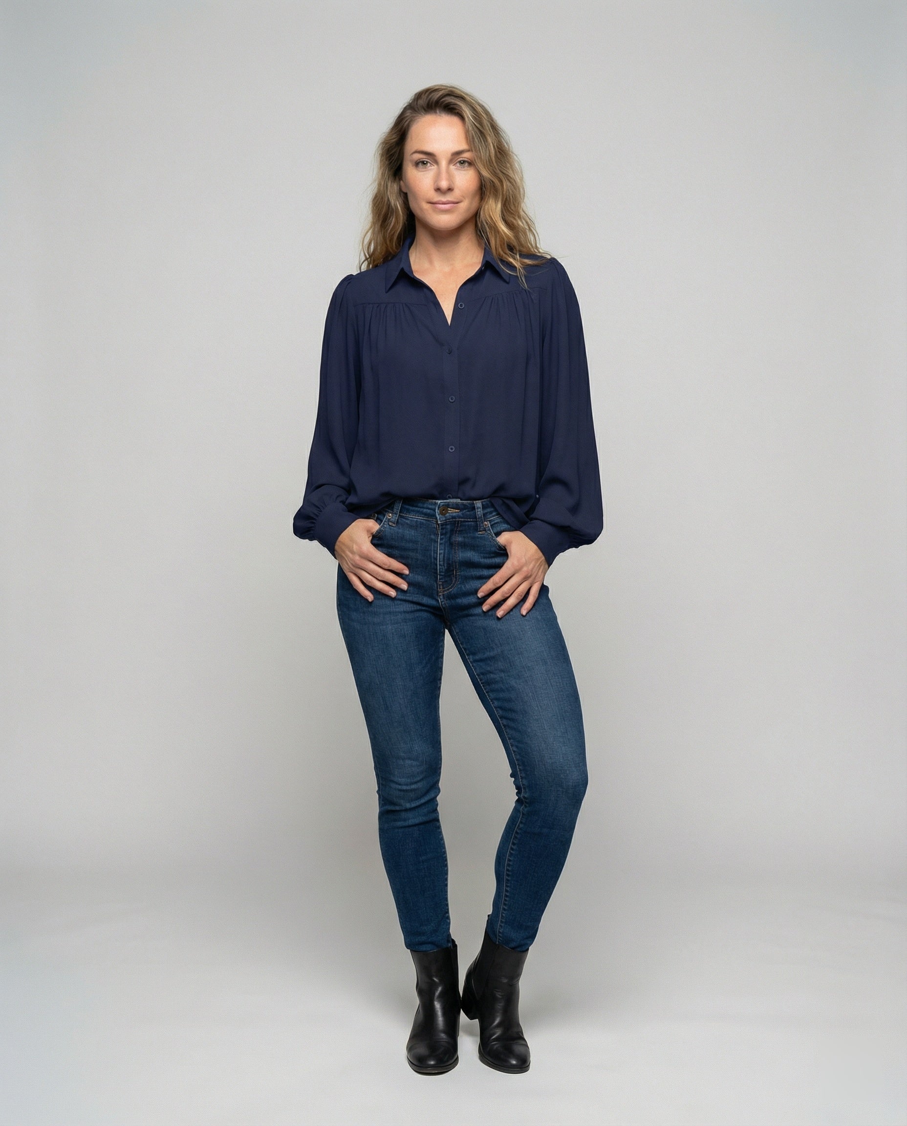 Elegante Damenbluse mit Volumenärmeln und Rüschen - BerlinGlamour