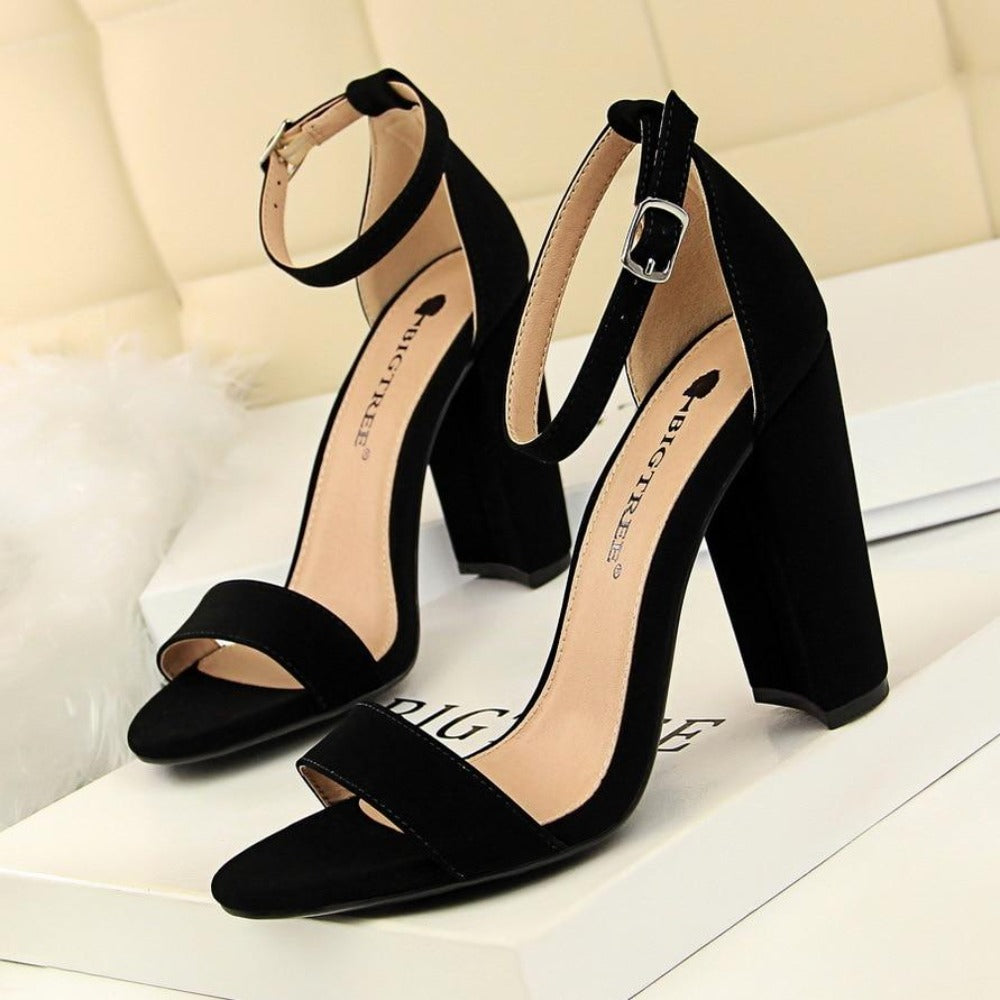 Hohe Pumps mit Blockabsatz und Schnalle DamenSchuhe