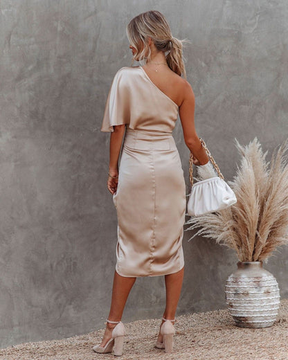 Elegantes Satin Kleid Mit Schlitz und Taille