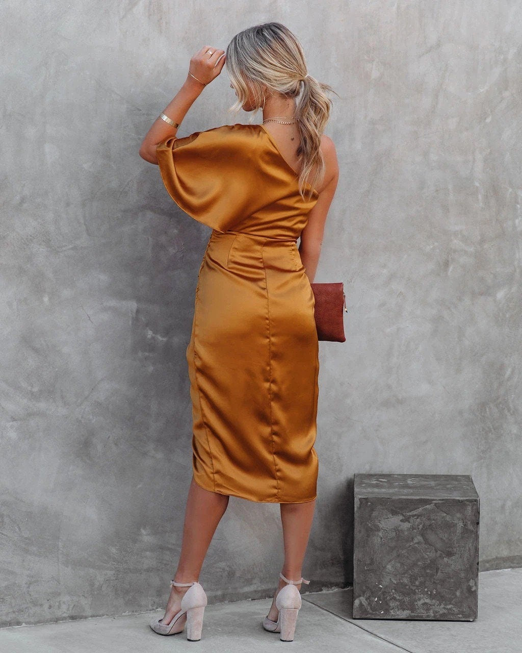 Elegantes Satin Kleid Mit Schlitz und Taille