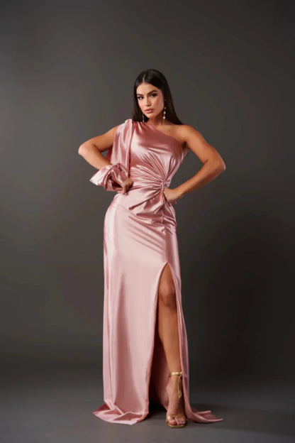 Elegantes One-Shoulder Satinkleid mit Schlitz und Drapierung