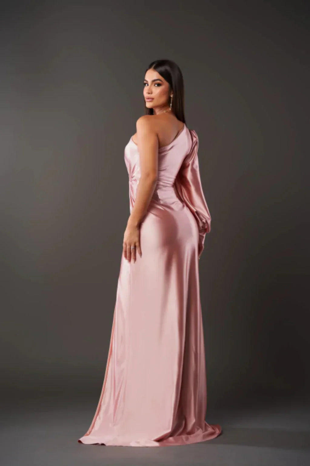 Elegantes One-Shoulder Satinkleid mit Schlitz und Drapierung
