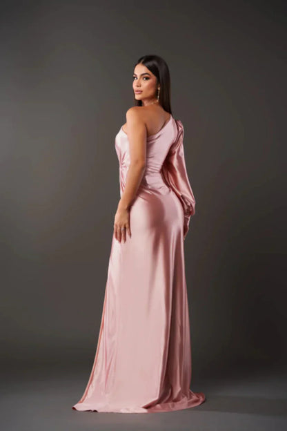 Elegantes One-Shoulder Satinkleid mit Schlitz und Drapierung