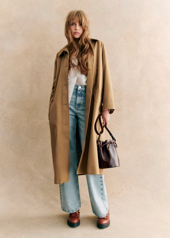 Clara Trenchcoat Camel – Produktbild auf neutralem Hintergrund