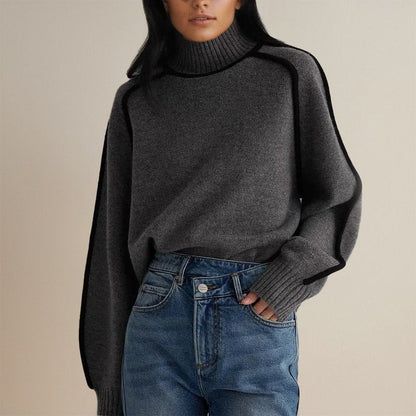 Frau trägt schwarz Lisanne Rollkragenpullover lässig zur Stoffhose
