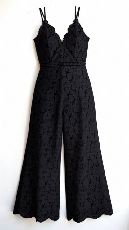 Stilvoller Jumpsuit mit Spitze für Abendveranstaltungen