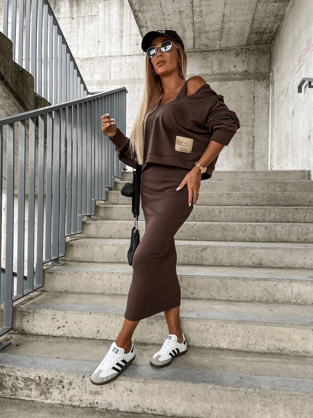 Modisches Streetwear Set: Cropped Pullover mit Midirock