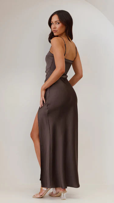 Langes Satin Abendkleid mit Spaghettiträgern und Hochschlitz