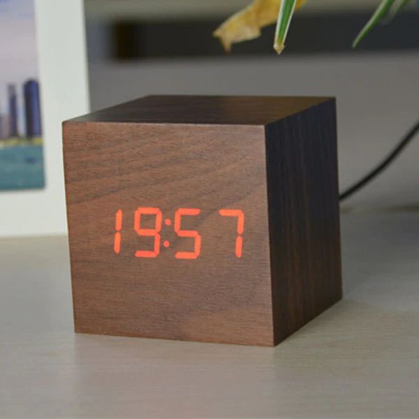Digitale Tischuhr LED Display Modern - BerlinGlamour