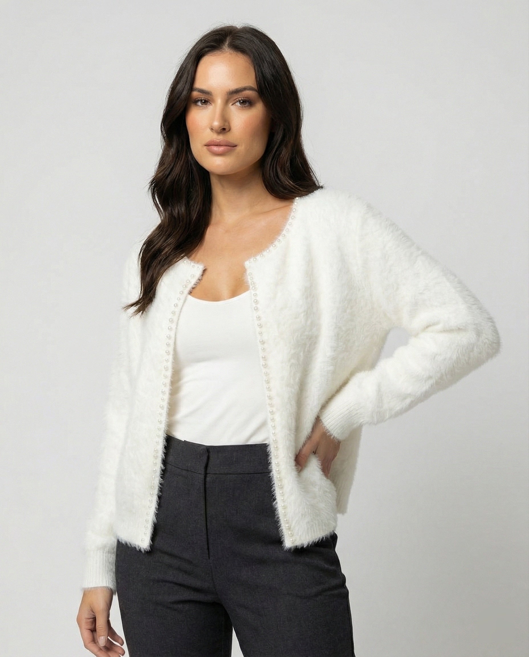 Damen Strickjacke Flauschig mit Perlen Verzierung - BerlinGlamour