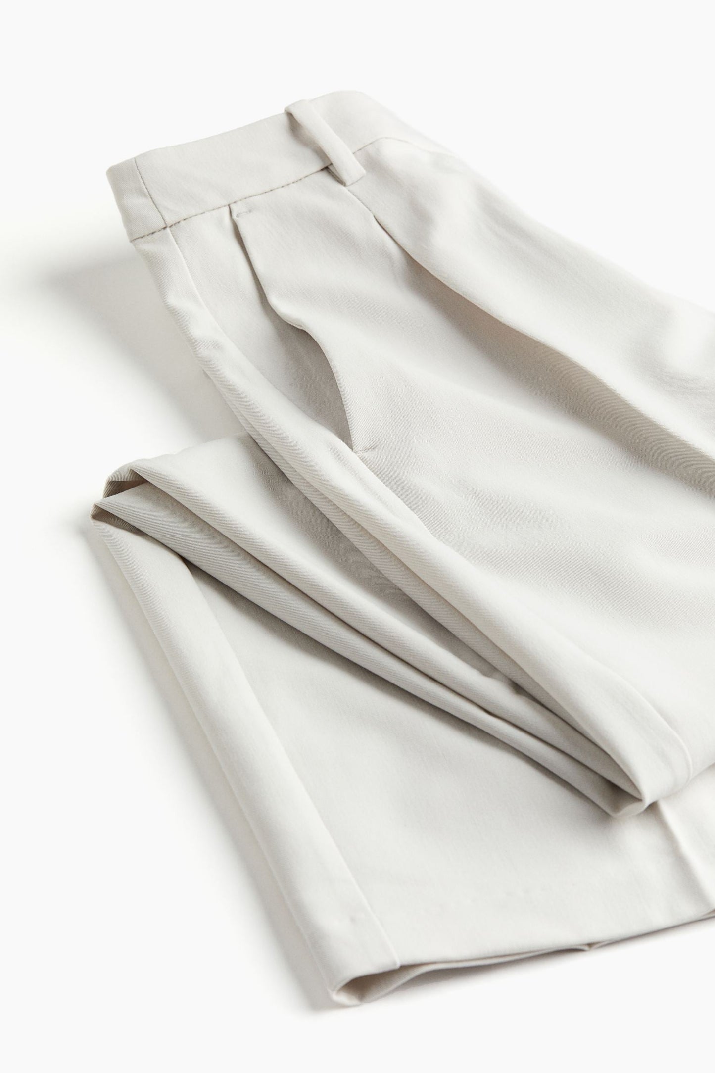Weite Damenhose mit Bundfalten und geradem Schnitt → Damenhose Weit Bequem Bundfalten Schnitt
