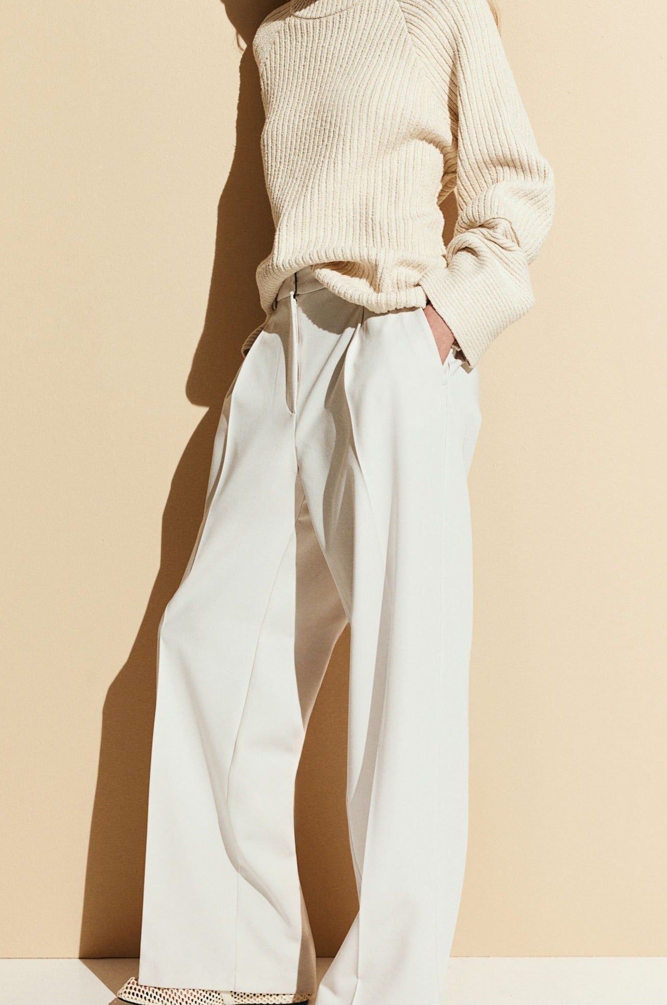 Weite Damenhose mit Bundfalten und geradem Schnitt → Damenhose Weit Bequem Bundfalten Schnitt