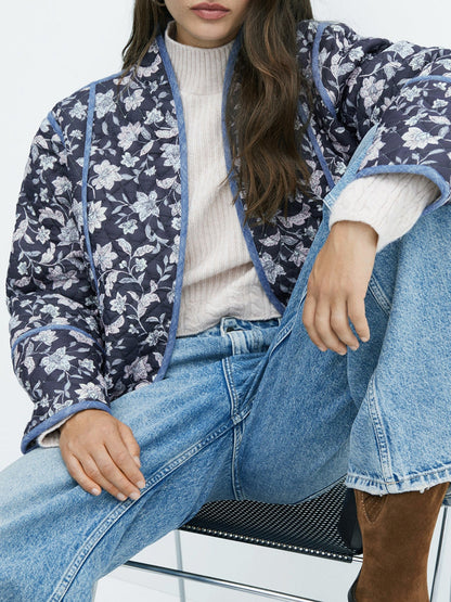 Fleur Quilted Jacke dunkle Version mit Jeans
