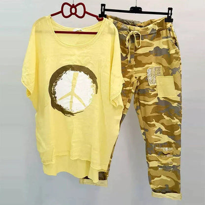 Zweiteiliges Damenoutfit Camouflage Modern Trendy