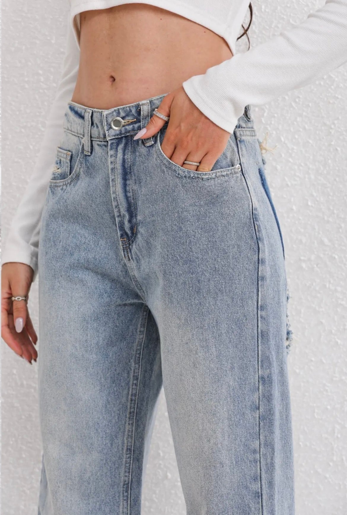 Noja Jeans im Streetstyle Look mit Crop-Top